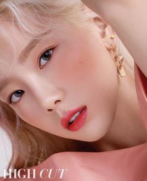 [화보] 소녀시대 리더 태연, 멤버들 향한 애틋한 감정…“뿌듯하고 자랑스러워”