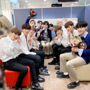 엑스원(X1), ‘엠카운트다운’ 대기실에서도 폭발하는 상큼함…“아이돌 라디오도 들어주세요♥”