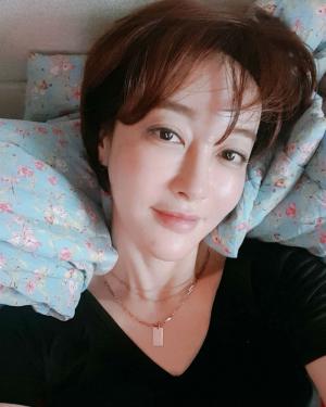 영화 ‘보안관’ 김혜경, 부스스한 모습에도 나이 믿기지 않는 동안 미모…‘잠에서 깬 민태경의 미소’