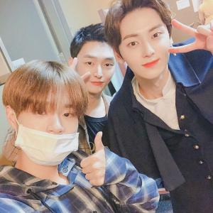 윤지성, 휴가 중 ‘마리 앙투아네트’ 관람 후 에이비식스(AB6IX) 이대휘-뉴이스트(NU&apos;EST) 황민현과 우정 과시…‘황르젠 최고 사랑해요’