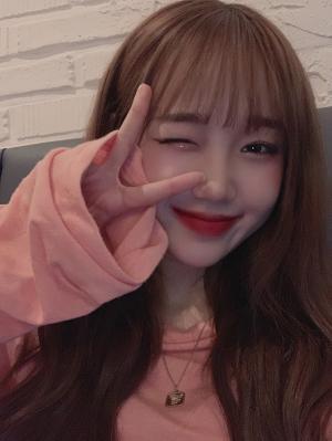 ‘V-1’ 위키미키(Weki Meki) 최유정, 사랑둥이 비주얼…’물오른 유댕’