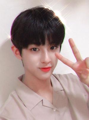 &apos;바이나인(By9) 거론 멤버&apos; 젤리피쉬 김민규, 독보적인 청순美 뽐낸 일상…&apos;한가위 요정&apos;