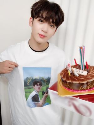 “원잇둥이들♥”…엑스원(X1) 김요한, 21살 맞이 깜찍 생일 인증샷