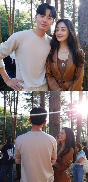 ‘99억의 여자’ 오나라, “바다 같은 등짝” 이지훈과 다정한 셀카…‘♥김도훈’ 질투하겠네