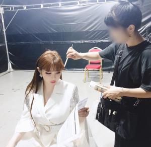 디네이션, 꽃단장 중인 박봄 공개…"이리 봐도 저리 봐도 예쁜 봄"