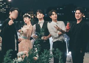 최예슬♥지오, 엠블랙(MBLAQ) 멤버들과 결혼식 사진 공개…“허세 컨셉”