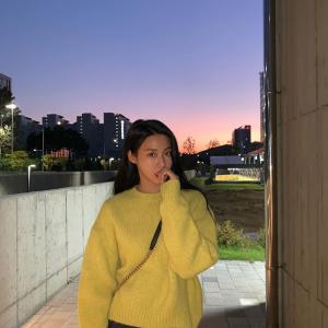 ‘나의 나라’ 설현, 사랑스러운 노란 스웨터 패션…인물관계도 관심↑