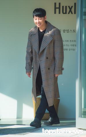 [HD포토] 김동욱, ‘수줍음 가득한 등장’