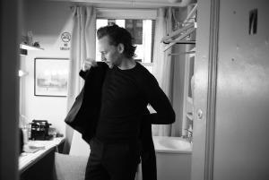 영화 ‘크림슨 피크’ 톰 히들스턴, 재킷 걸치는 모습까지 완벽…뉴욕서 연극하는 로키의 일상
