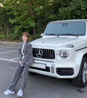 ‘쇼핑몰 CEO’ 강태리, 벤츠 지바겐63amg 앞에서 스웨그 “my first car”