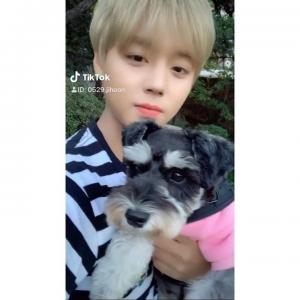 &apos;꽃파당&apos; 박지훈, 반려견 맥스 품에 안고 "아부지랑 산책가쟈"