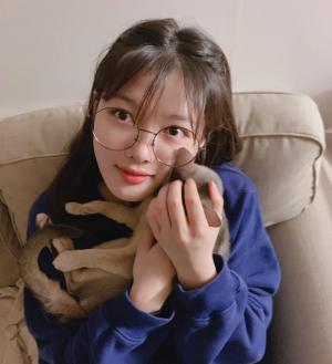 ‘하프 홀리데이’ 김유정, 안경 쓰고 고양이와 함께한 근황 눈길…언제나 사랑스러운 미소