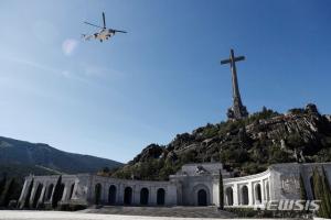 스페인 독재자 프랑코, 44년 안장된 국립묘지에서 파묘 이장돼