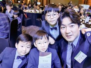 송일국, 아들 대한-민국-만세 삼둥이 폭풍성장한 근황 공개…초등학교 입학한 삼둥이