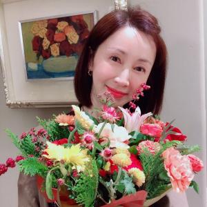 ‘유동근 ♥’ 전인화, ‘자연스럽게’ 팀이 선물한 생일 꽃다발 들고 한 컷…소유진-이하늬 “축하드려요”