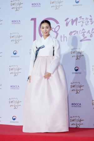 김서형, 단아한 한복으로 대중문화예술상 레드카펫 ’압도’