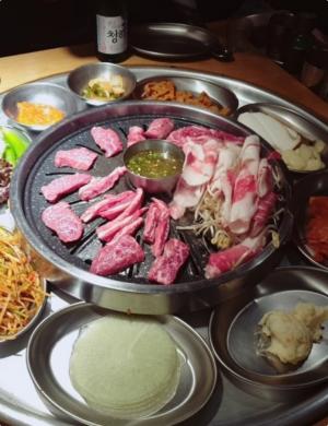 ‘생방송투데이-소문의맛집’ 홍대 2단 숙성 모둠구이 고깃집 위치는? “기다림마저 즐거운 가성비!” 본삼겹살-껍데기-소꽃살-돼지갈비