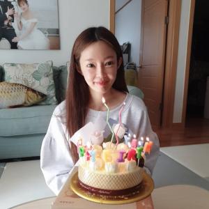 일라이 아내 지연수, 11살 나이 차이 문제없는 청초한 민낯 눈길