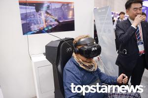 [포토] 빅스포 2019, ‘VR로봇게임 체험에 빠진 관람객’ (BIXPO 2019)