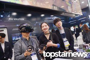 [포토] 빅스포 2019, ‘직원의 안내를 받으며 VR체험하는 관람객’ (BIXPO 2019)