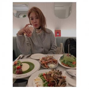 ‘레베카’ 옥주현, 뮤지컬로 바쁜 일상 중 절친 조여정과 맛저로 힐링…나이를 알 수 없는 미모