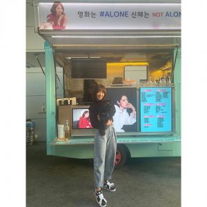 박신혜, 팬들이 보낸 커피차 인증샷에 이목 집중…“지디 나이키 신발 구했네?”