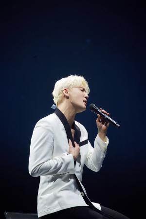 &apos;명품 공연&apos; 김준수(XIA), 연말 콘서트 오늘 티켓 오픈…피켓팅 승자는?