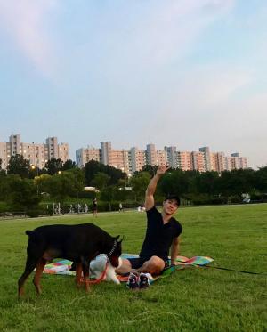 ‘맛 좀 보실래요’ 서하준, 반려견 토르-로키와 공원서 피크닉 즐기는 모습 새삼 눈길…‘검은색으로 깔맞춤한 토르와 아빠?’