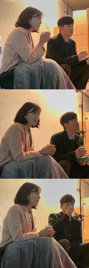 ‘꽃길만 걸어요’ 설정환-최윤소, KBS 일일드라마 촬영 현장 공개 ‘사이 좋은 봉천동-강여원’