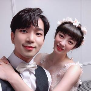 엠블랙 ‘지오♥‘ 최예슬, 결혼 후에도 꼭 껴안고 환한 미소로…‘내 남편’