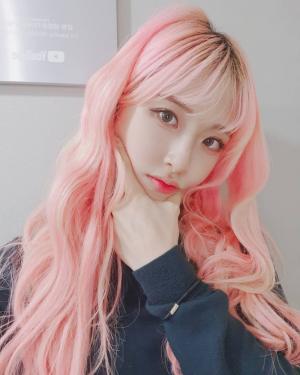 BJ 양팡, 인스타그램 속 걸그룹 비주얼…‘핑크색 머리도 찰떡 소화’