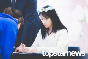 [UHD포토] 아이유(IU), ‘화환 쓰고 사인해주는 아이유’ (Love poem 팬사인회)