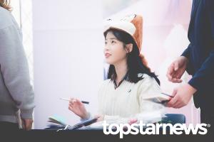 [UHD포토] 아이유(IU), ‘깜찍한 다람쥐 모자 쓰고서’ (Love poem 팬사인회)