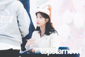 [UHD포토] 아이유(IU), ‘팬과 친구처럼 대화하는 아이유’ (Love poem 팬사인회)