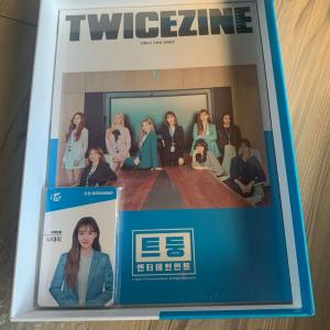 트와이스(TWICE) 팬클럽 원스(ONCE) 3기 공식 키트 실물 공개…‘대리로 변신한 트둥이들’