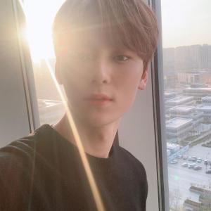 뉴이스트(NU&apos;EST) 황민현, 인스타서 아침 햇살 이기는 눈부신 미모 &apos;후광 필요없어&apos;