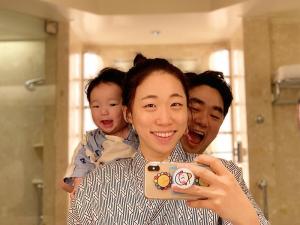 ‘엄마의 개인생활’ 이미도, 아들-남편과 단란한 가족사진…‘슈퍼맨이 돌아왔다’ 내레이션 참여