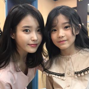 키즈모델 김규리, 아이유 전담 아역 모델?…‘호텔 델루나’부터 콘서트까지 ‘똑 닮았어’