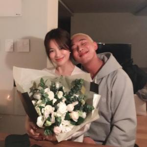 &apos;베테랑&apos; 유아인, 송혜교와 달달 투 샷…"우월한 미모 어이가 없네"