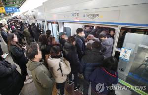 서울 지하철 1호선, 구로역 단전 영향으로 지연운행 중…파업 이래 출근 대란 벌어져