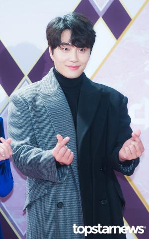 [HD포토] 민우혁, ‘사랑꾼의 손하트’ (2019KBS가요대축제)