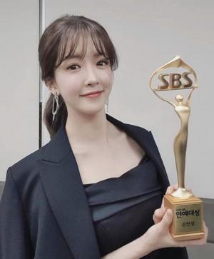 &apos;골목식당&apos; 정인선, ‘2019 SBS 연예대상’ 2관왕 영예 "아직 많이 모자라…감사하다"