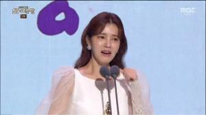 2019 MBC ‘연기 대상’ 정시아X오대환 조연상 수상 “21년 만에 이 자리에 섰다… 10년만 버티라고 했는데”