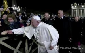 프란치스코 교황 분노케 한 여신도, 때아닌 국적 논란…“중국인” vs “한국인”