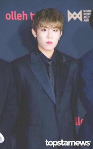 에이비식스(AB6IX) 박우진, 데뷔 후 두 차례의 ‘무릎 부상‘…활동 중단 중에도 사진 물고 온 ‘참새’