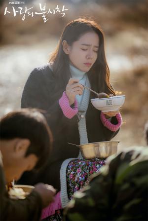 &apos;사랑의 불시착&apos; 손예진, 현빈과 꿀케미 예고하는 현장 포토 공개에…&apos;여신 미모&apos; 깜짝