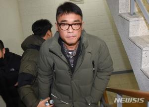 [이슈] ‘성폭행 의혹’ 김건모, CCTV-카드 영수증 제출…“배트맨 티셔츠 안 입었다”