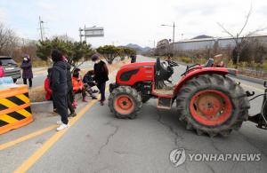 우한 교민 아산 격리수용 소식에 지역 주민 반발해 농기계 동원 경찰인재개발원 진입로 막아