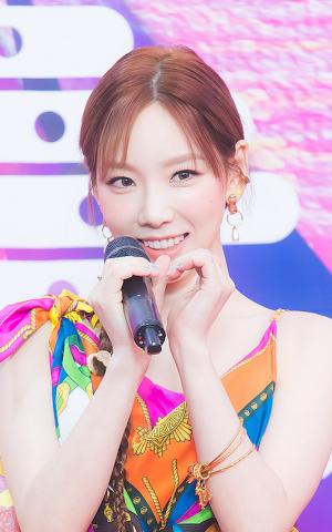 [HD포토] ‘쪼꼬미 하트’는 싫어요, ‘큰 하트’를 좋아하는 소녀시대(SNSD) 태연의 ‘한결같은 취향’…명품 드레스로 비주얼 뽐낸 ‘제29회 하이원 서울가요대상’ 레드카펫 사진 110pic