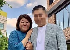 &apos;기생충&apos; 배우 이정은, 결혼 오해 받는 이유는?…남편과 찍은 사진 눈길 